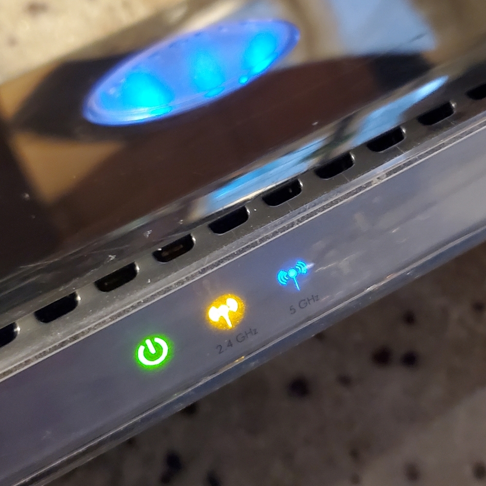 Netgear Duo RangeMax WNDR3300 300 Mbps 4-Port Wireless N Router w/ Adapter - Picture 3 of 10